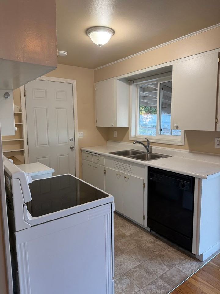 2430 Sw Nye Ave - Photo 5 of 18