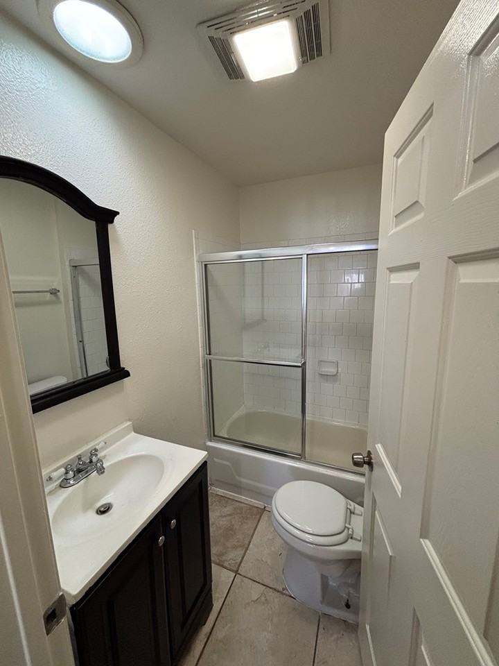 832 East 82nd Street - Photo 6 of 12