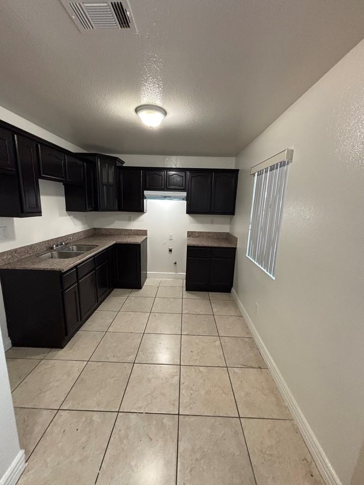 832 East 82nd Street - Photo 5 of 12