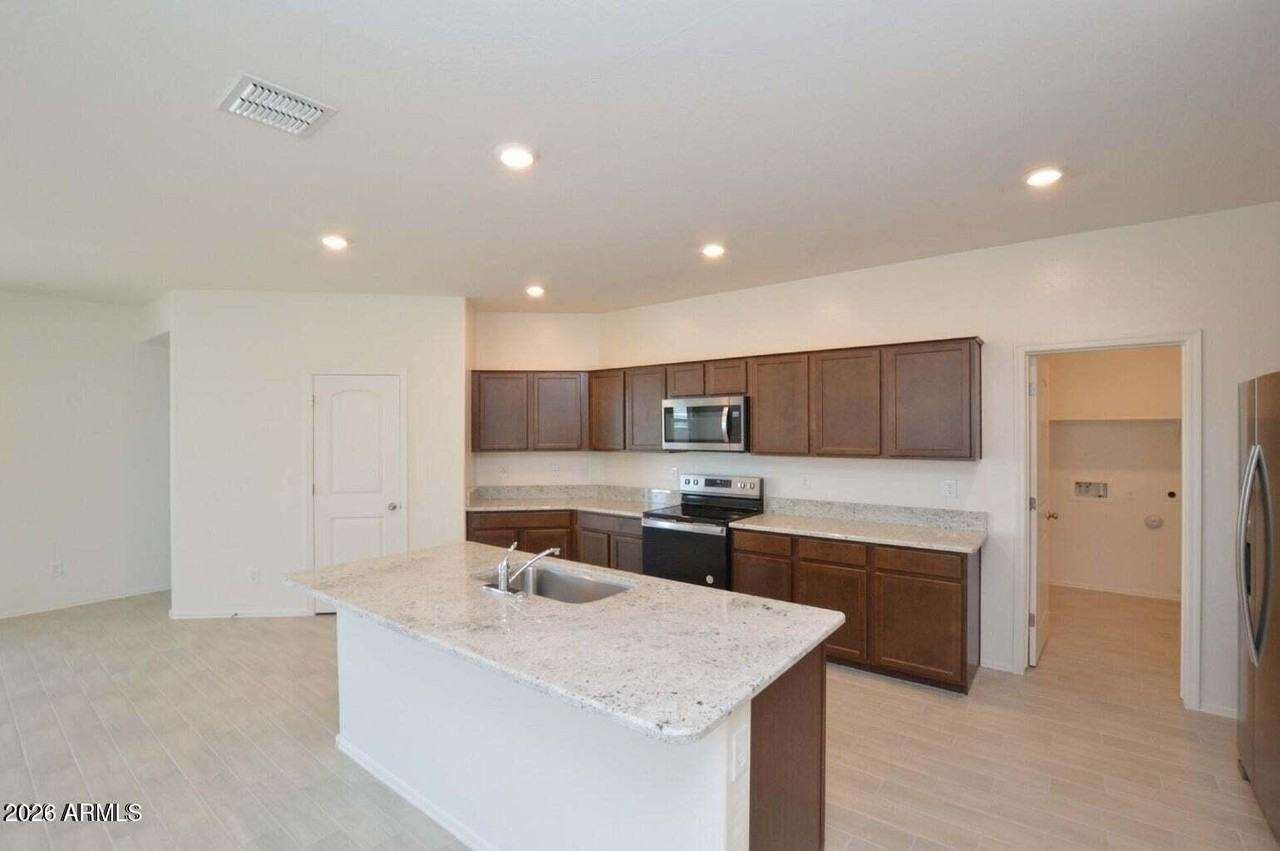 606 E Elm Ln - Photo 3 of 20