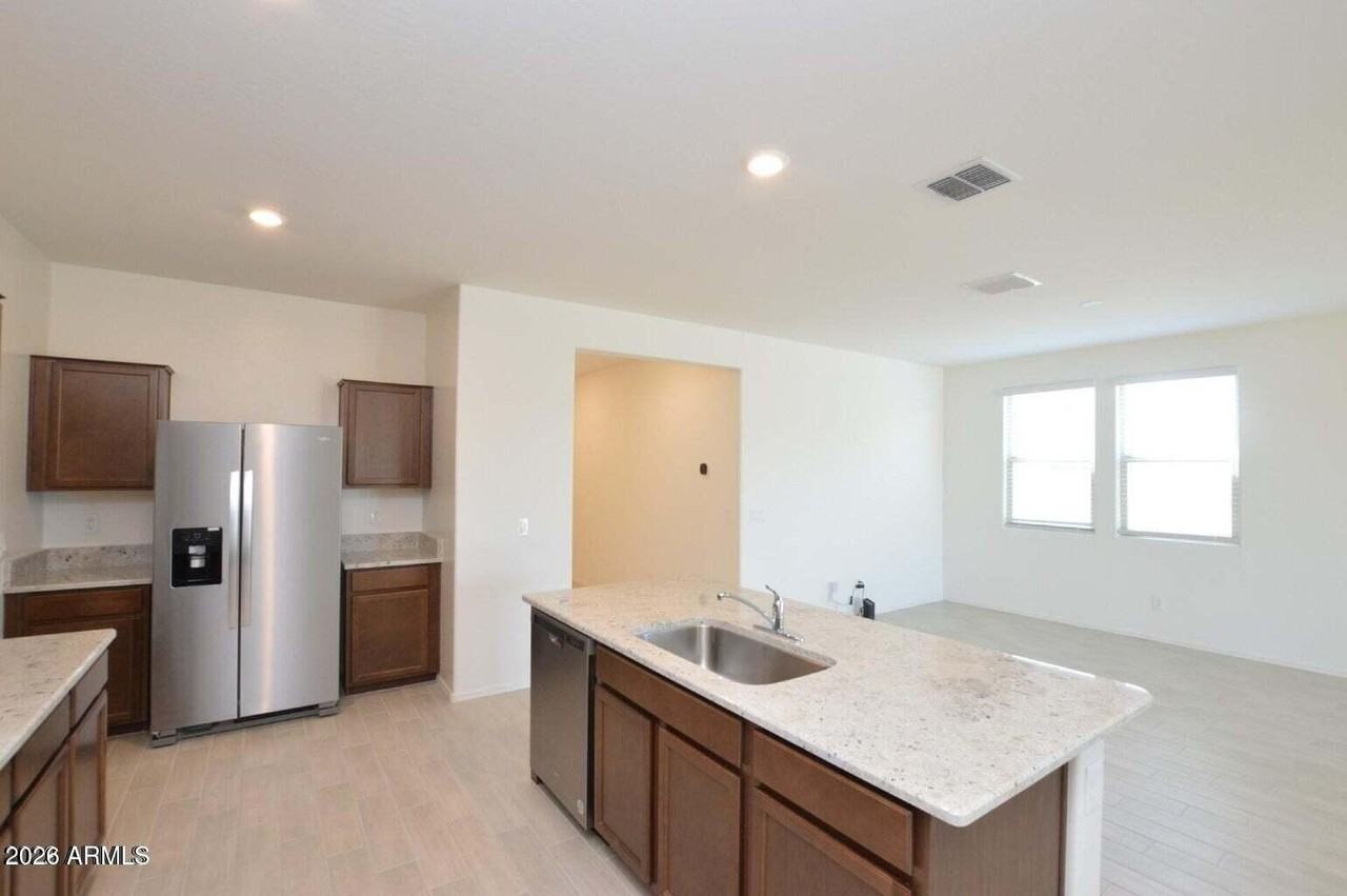 606 E Elm Ln - Photo 5 of 20