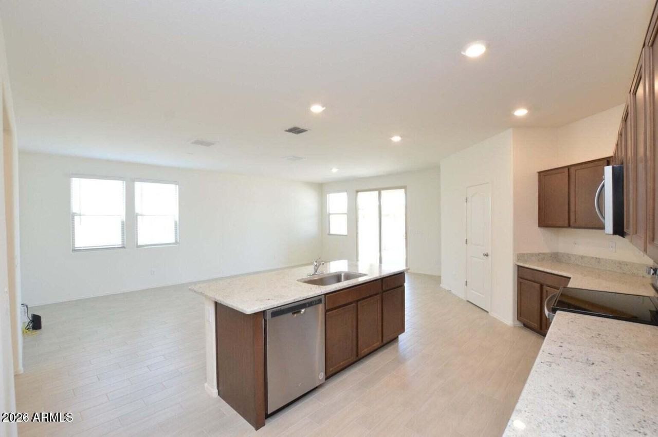 606 E Elm Ln - Photo 6 of 20