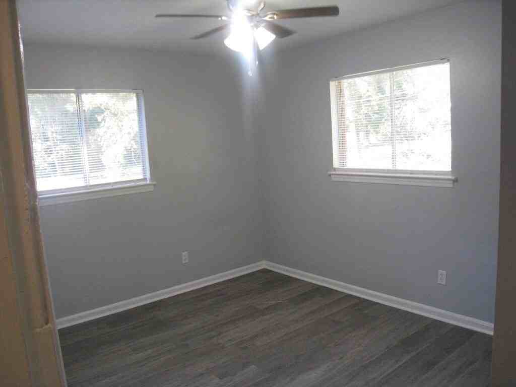 826 Englewood Dr - Photo 7 of 9