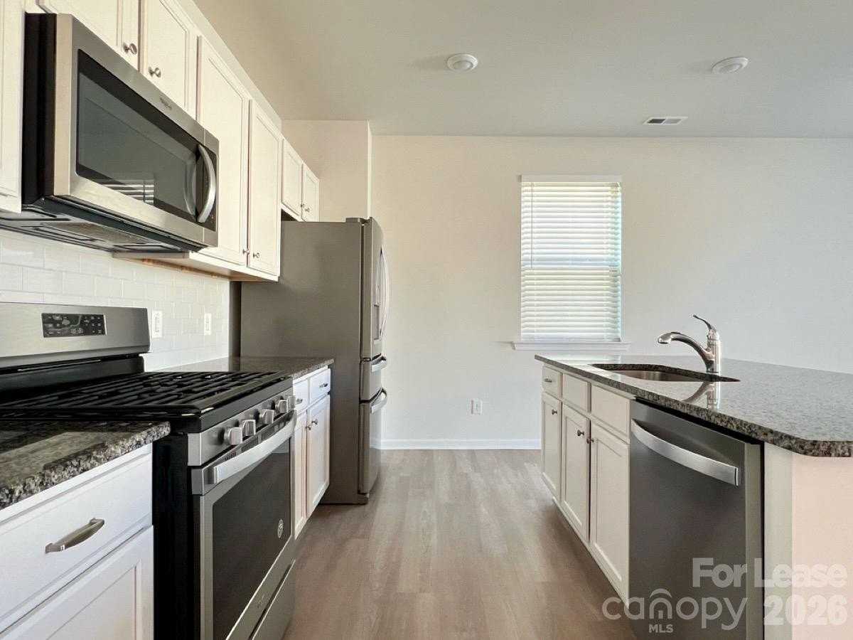 3018 Eastcott Ave - Photo 3 of 10