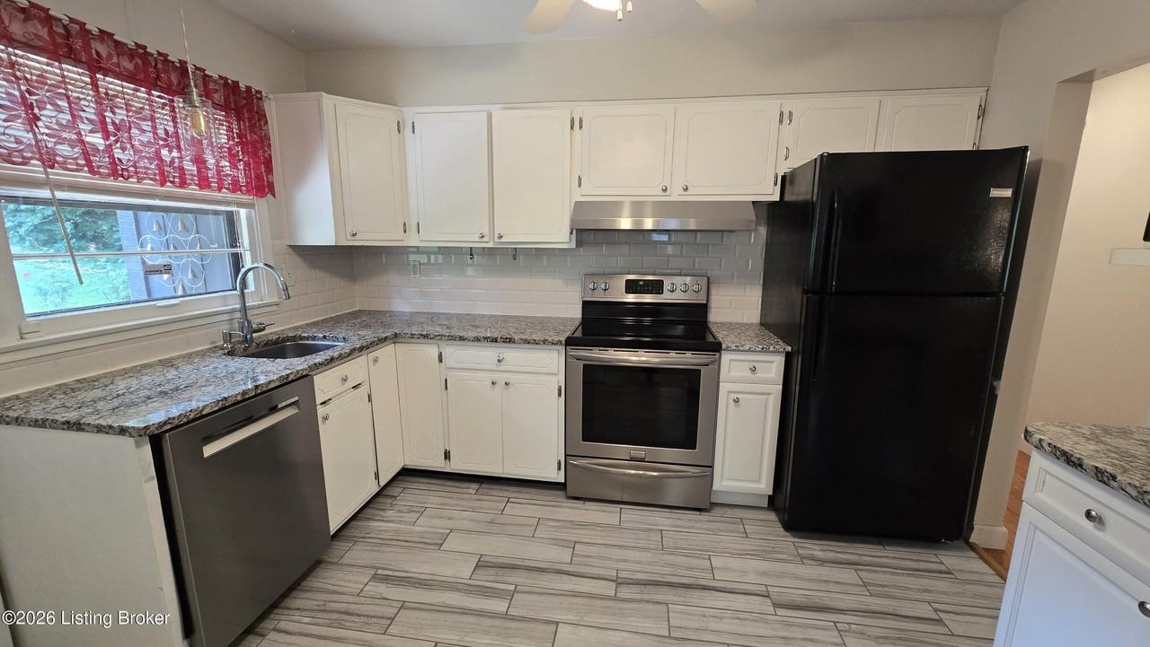 1620 Whippoorwill Rd - Photo 4 of 15