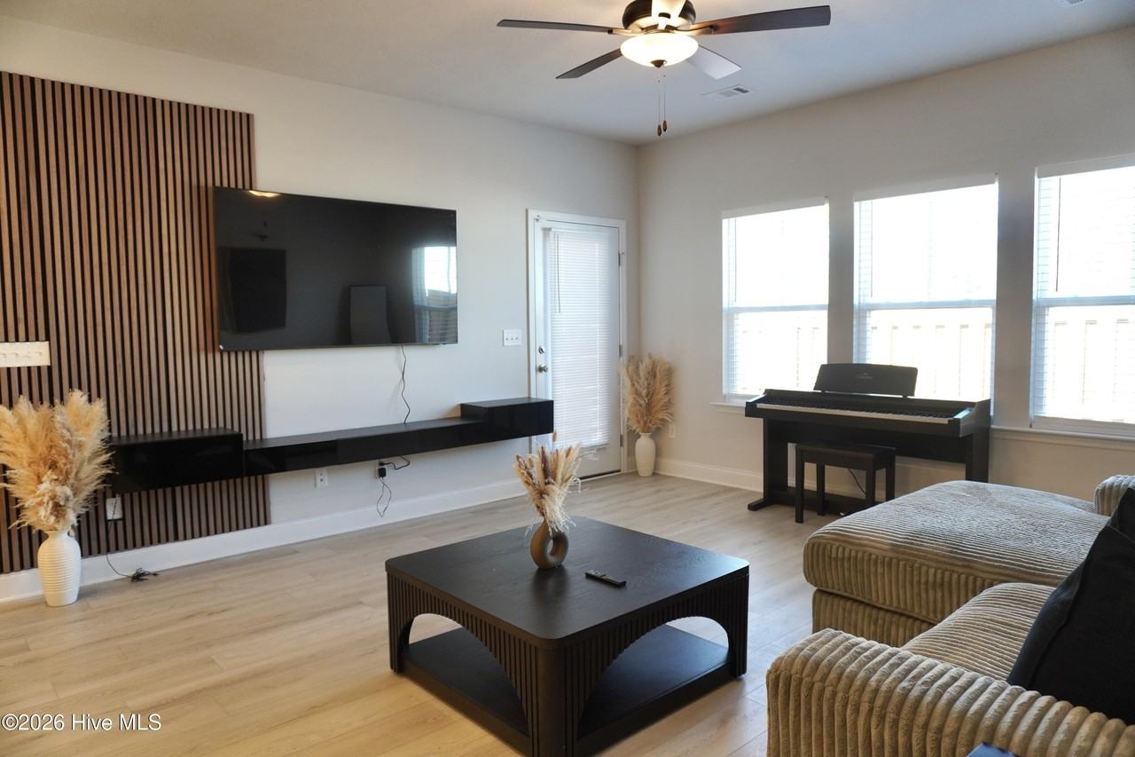 1093 Primrose Dr - Photo 3 of 12