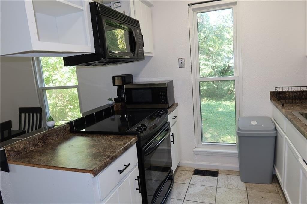 9525 Manning Ave - Photo 6 of 47