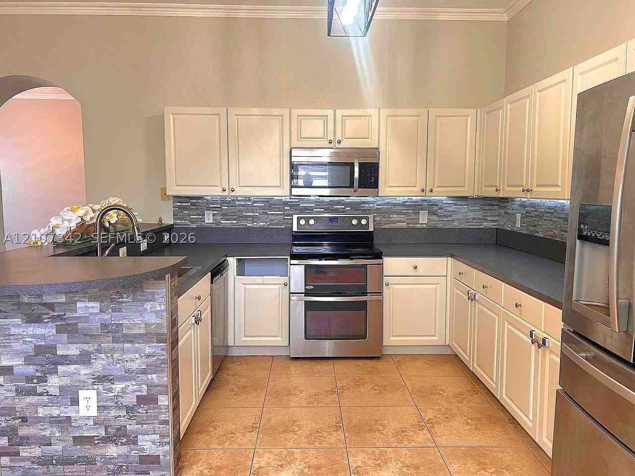 3581 Ne 10th Dr - Photo 4 of 12