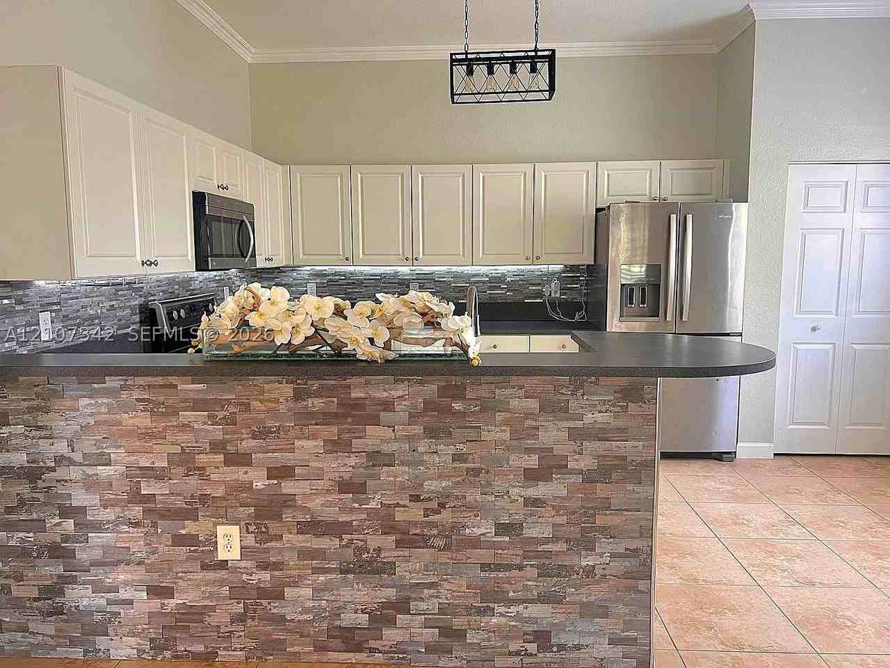 3581 Ne 10th Dr - Photo 5 of 12