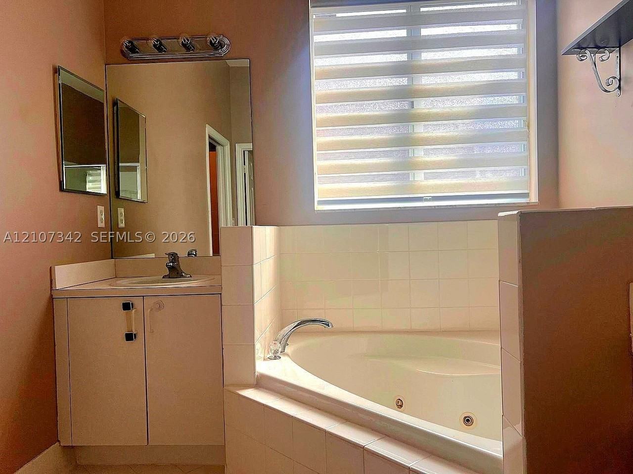 3581 Ne 10th Dr - Photo 7 of 12
