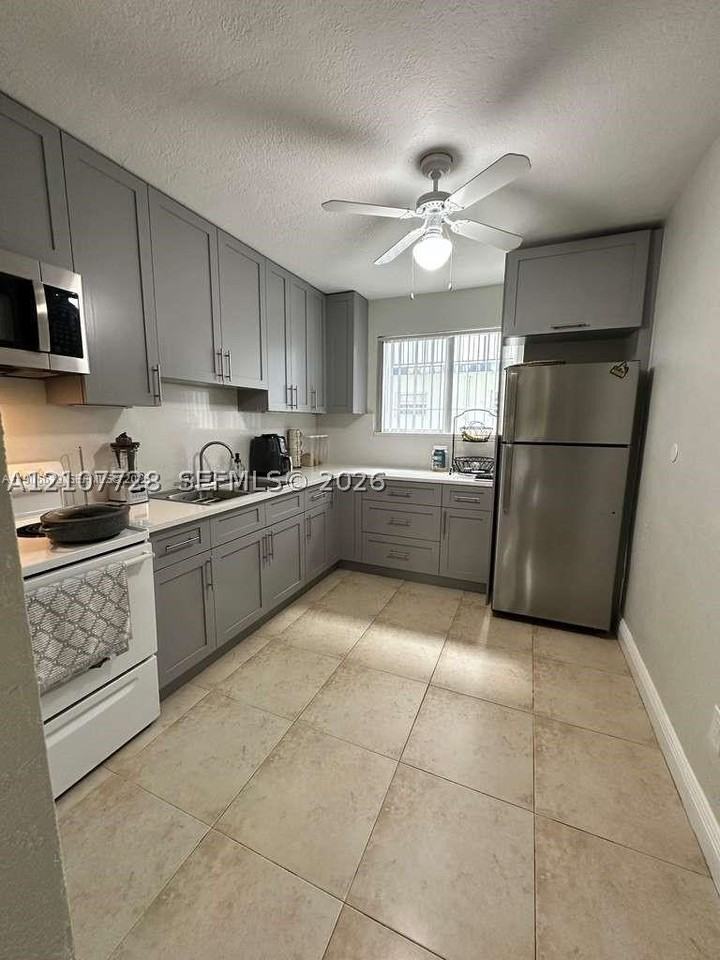 585 Sw 11th St #1 - Photo 4 of 18
