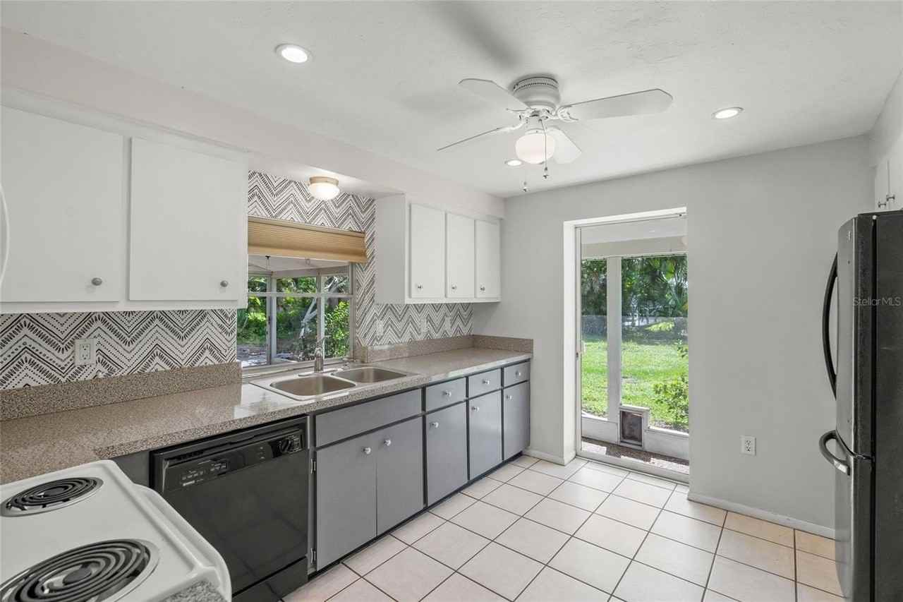 3185 Regatta Cir - Photo 6 of 31