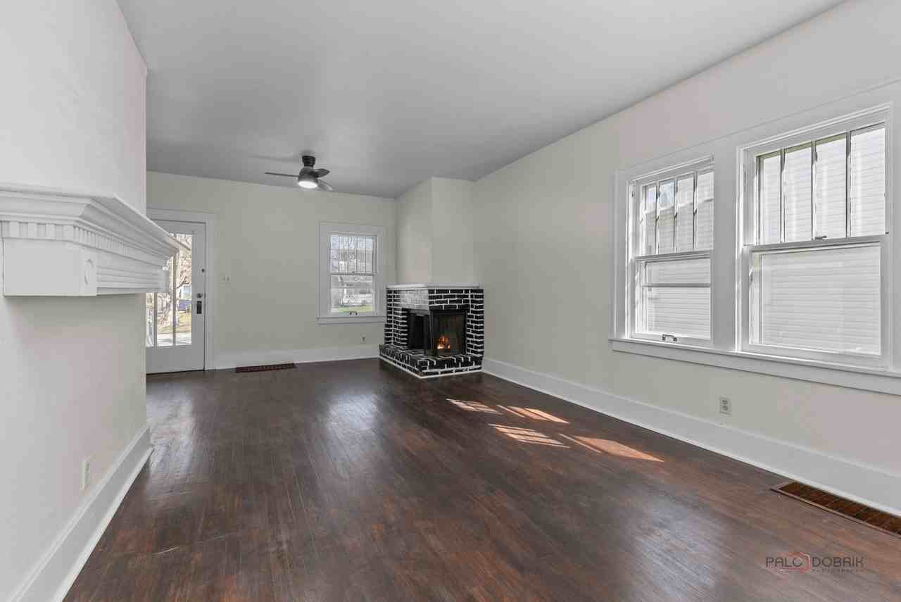 403 E Park St - Photo 3 of 32
