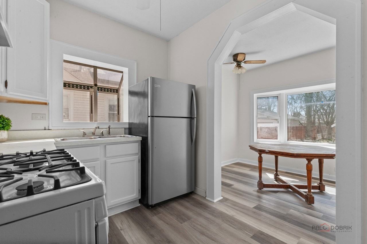 403 E Park St - Photo 6 of 32