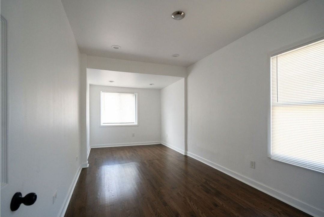 10046 S Perry Ave - Photo 5 of 20