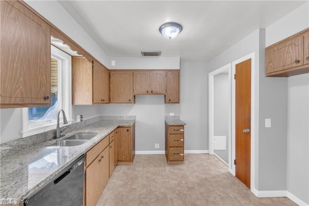 5603 Laverne Ave - Photo 6 of 25