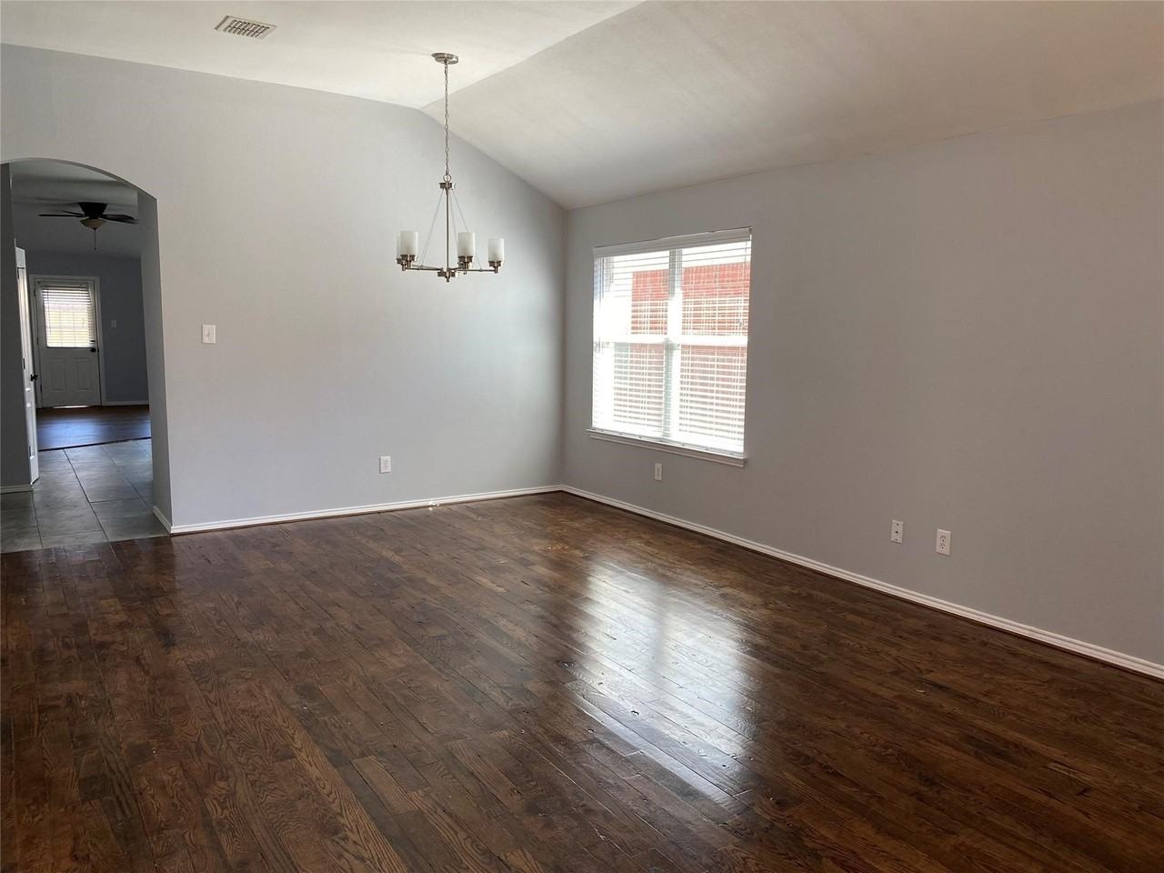 110 Creekview Dr - Photo 2 of 21