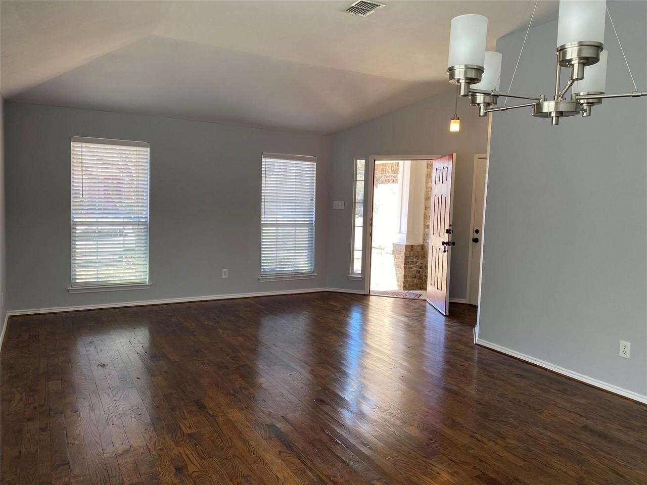 110 Creekview Dr - Photo 3 of 21