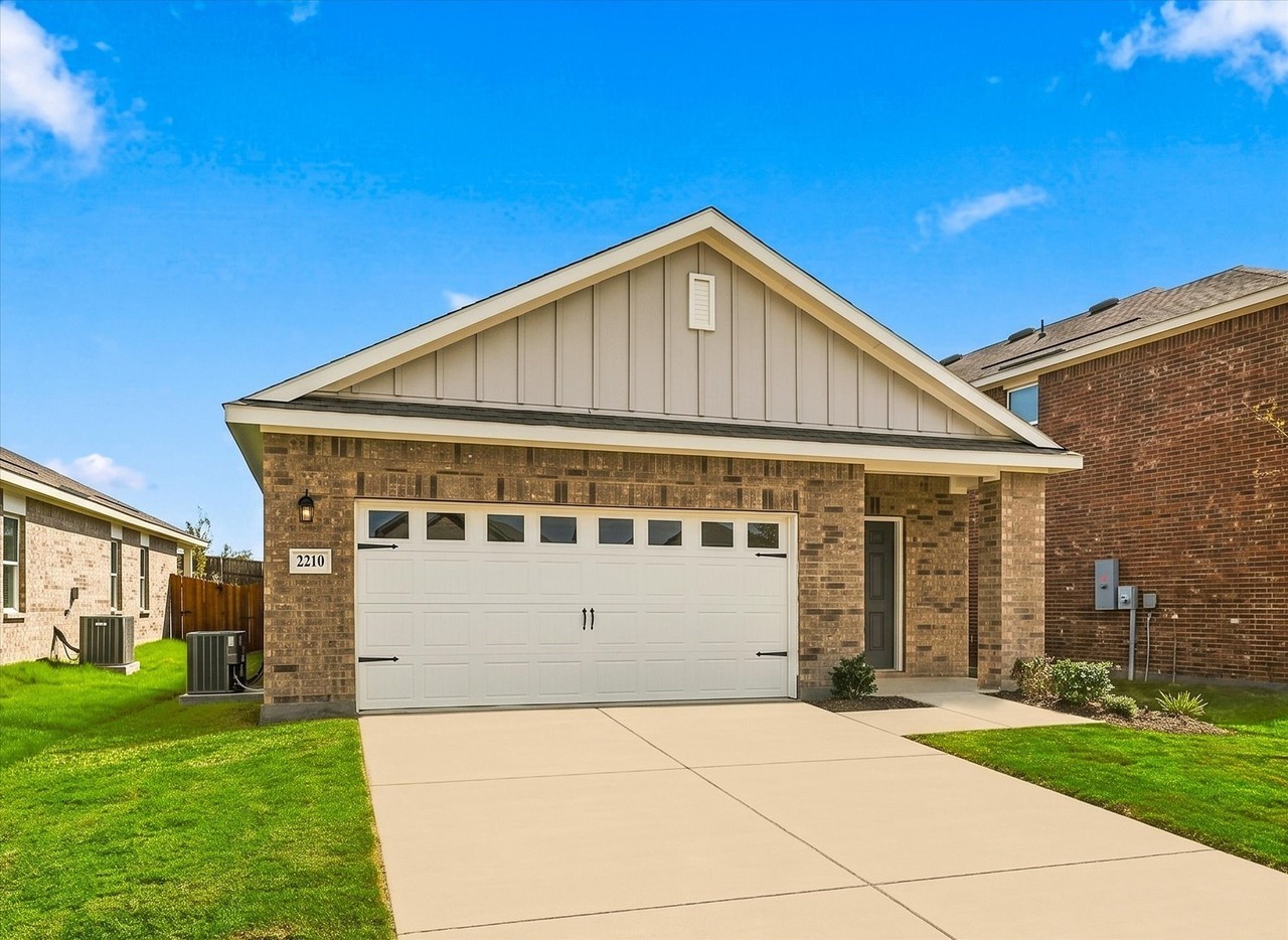 2210 Burnwood St - Photo 4 of 28