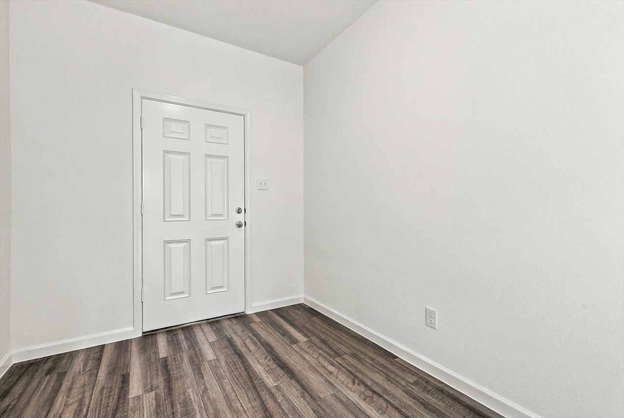 2210 Burnwood St - Photo 5 of 28
