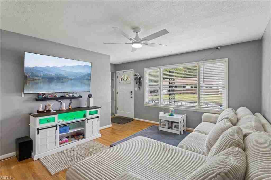 1025 Shore Rd - Photo 5 of 38