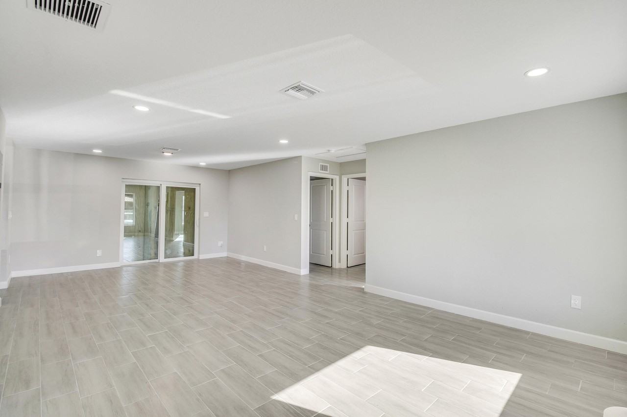 548 Sw 5th St #B - Photo 2 of 10
