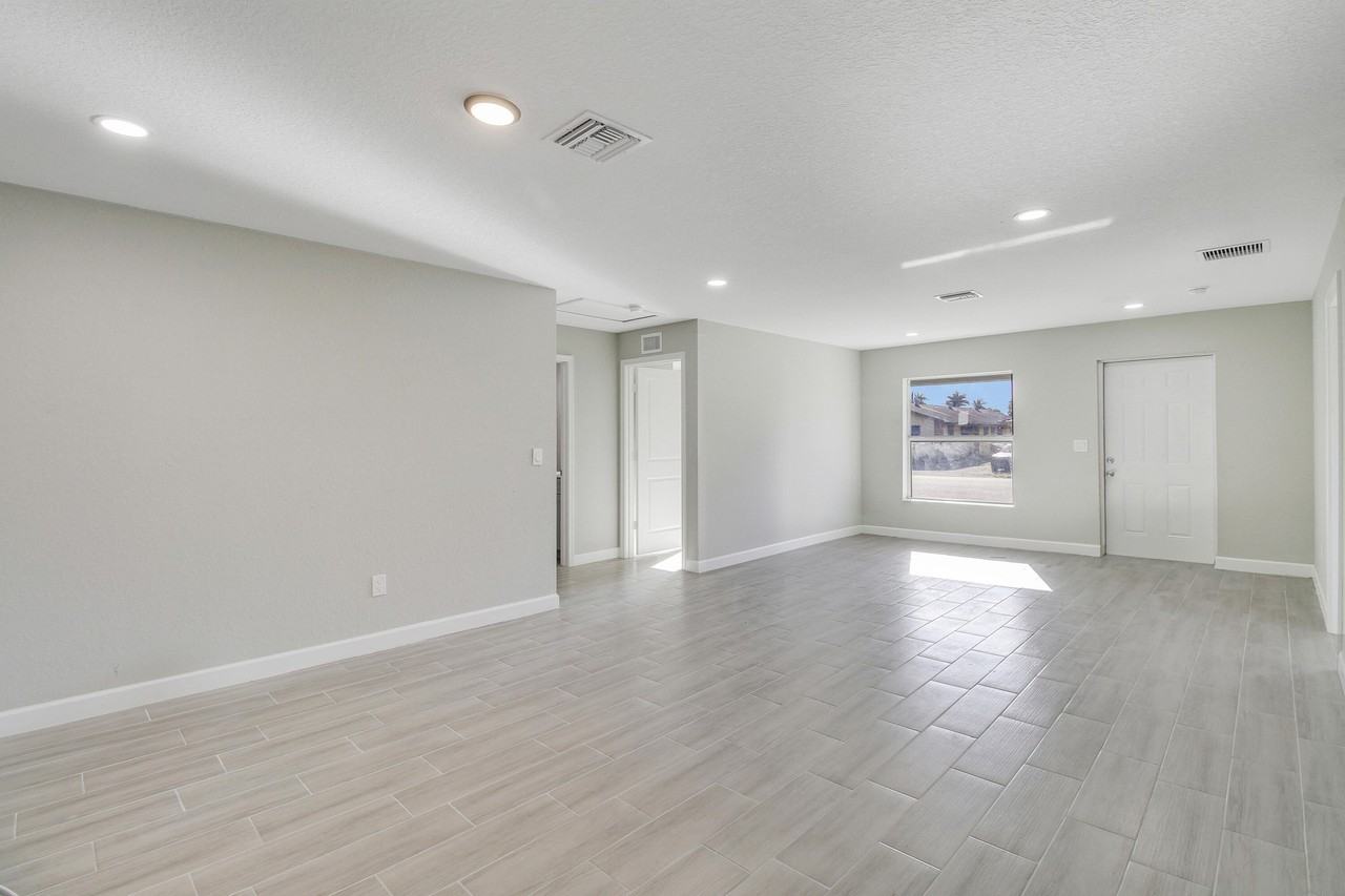 548 Sw 5th St #B - Photo 3 of 10
