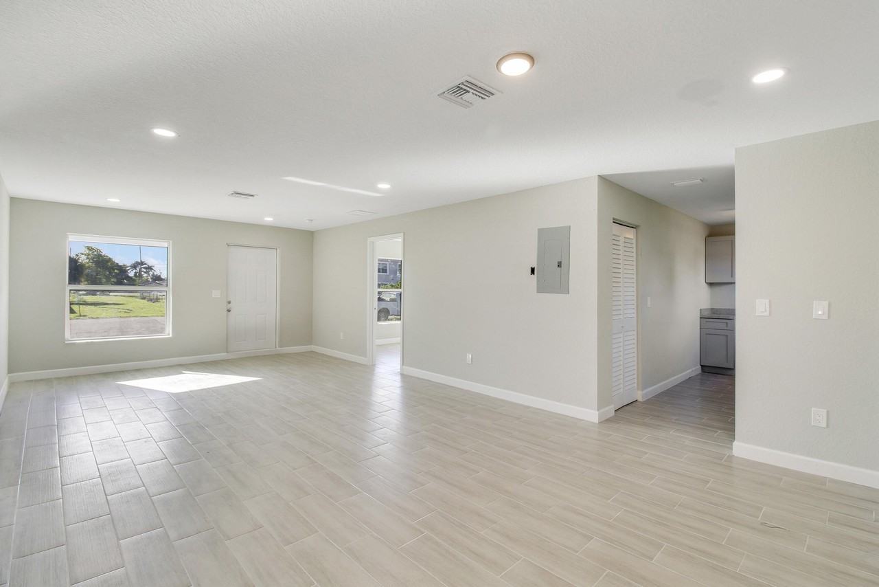 548 Sw 5th St #B - Photo 4 of 10