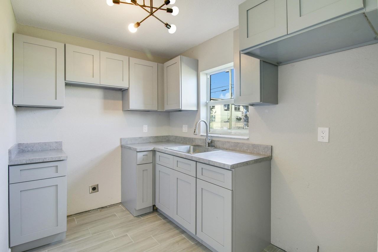 548 Sw 5th St #B - Photo 5 of 10