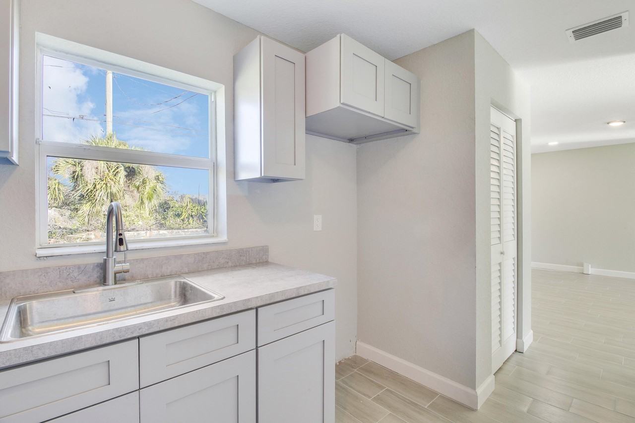 548 Sw 5th St #B - Photo 6 of 10