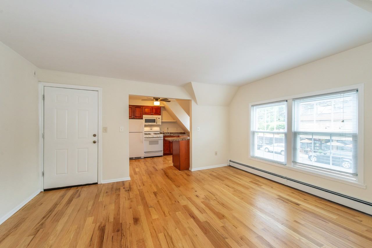 548 Franklin Ave - Photo 3 of 13