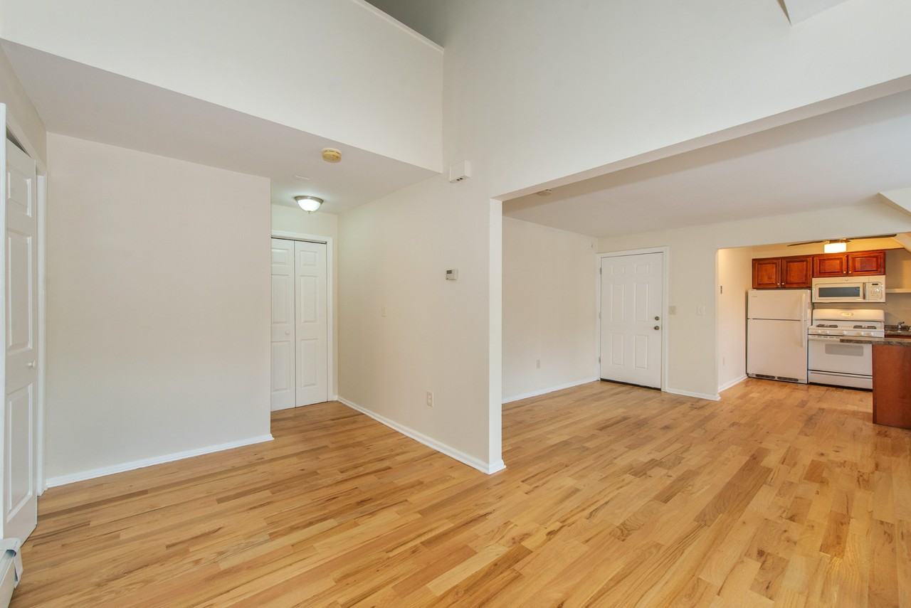 548 Franklin Ave - Photo 4 of 13