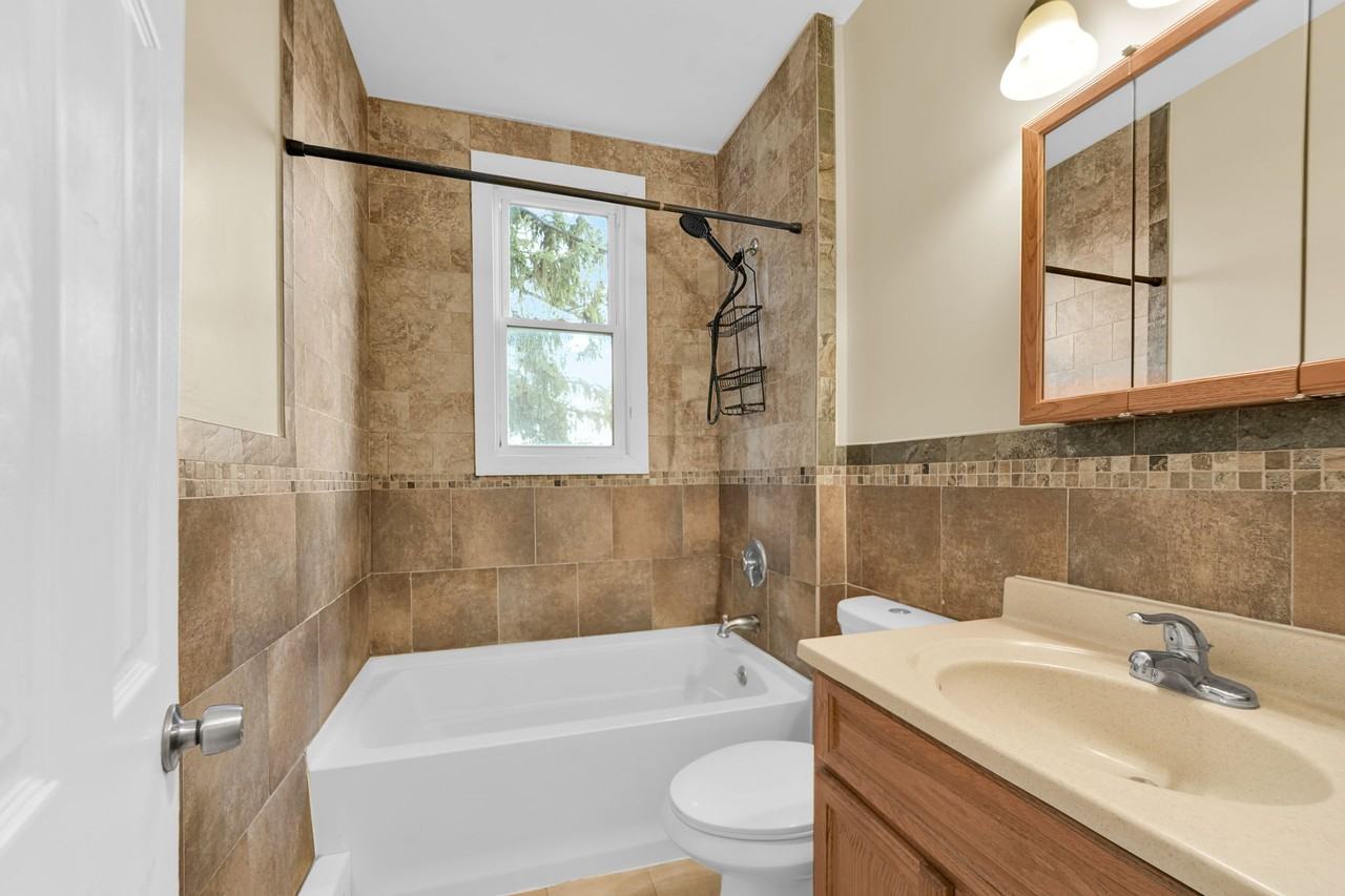 197 Westervelt Ave - Photo 3 of 12