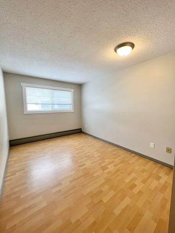 5104 43 St - Photo 3 of 12