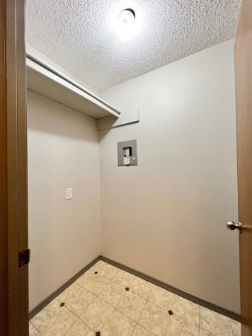 5104 43 St - Photo 4 of 12