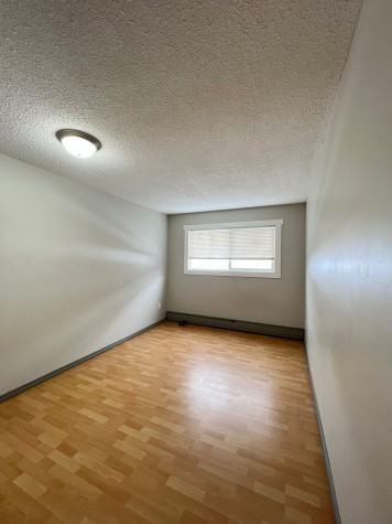 5104 43 St - Photo 7 of 12