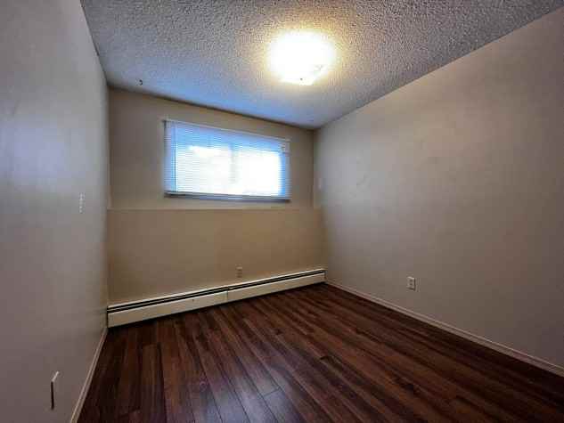5220 41 St - Photo 6 of 10