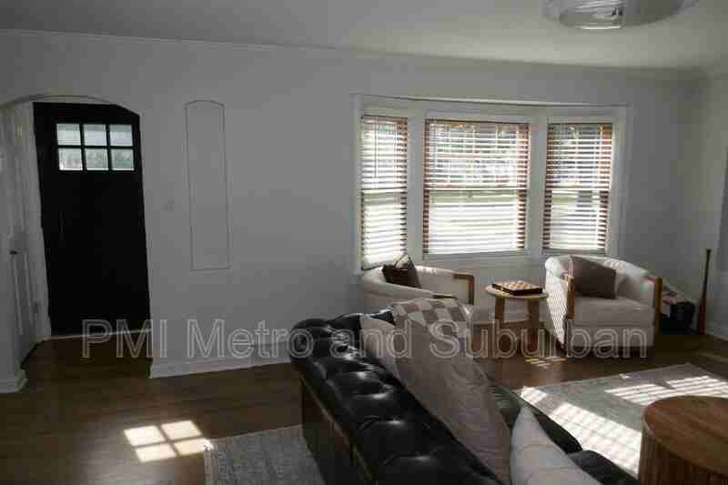 984 Woodlawn Ave - Photo 4 of 33