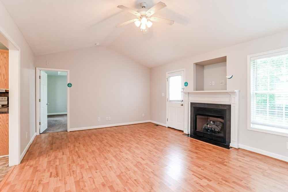 4831 Adamshire Ave - Photo 4 of 16