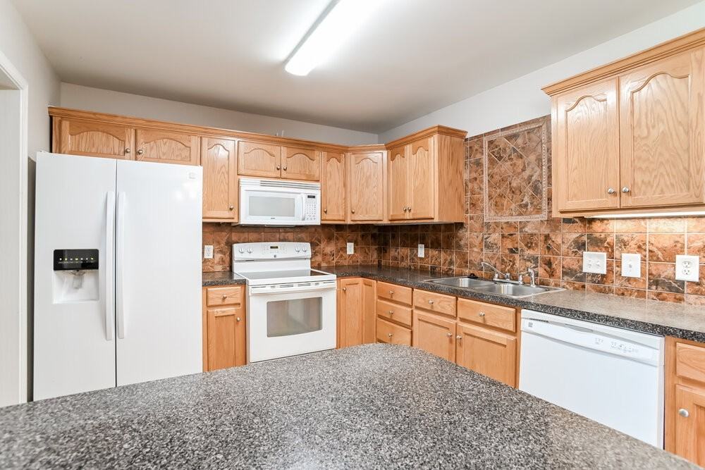4831 Adamshire Ave - Photo 7 of 16