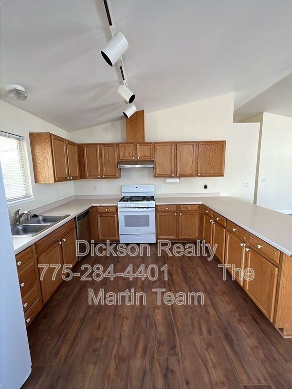 970 Mercedes Dr - Photo 3 of 22
