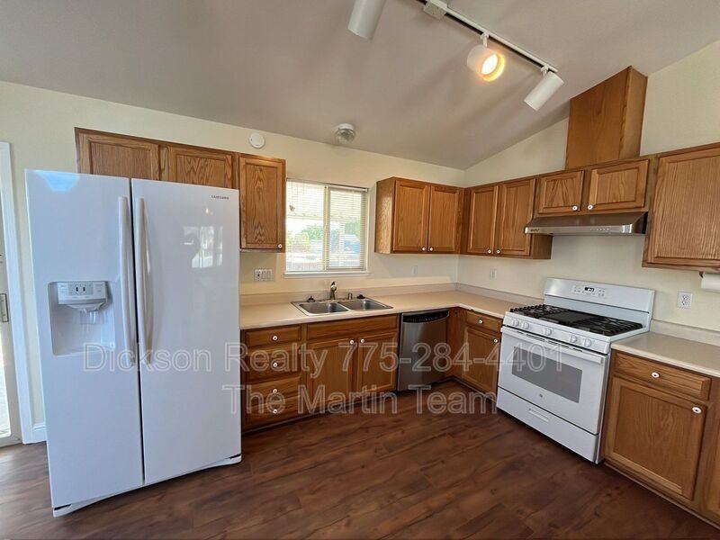 970 Mercedes Dr - Photo 4 of 22