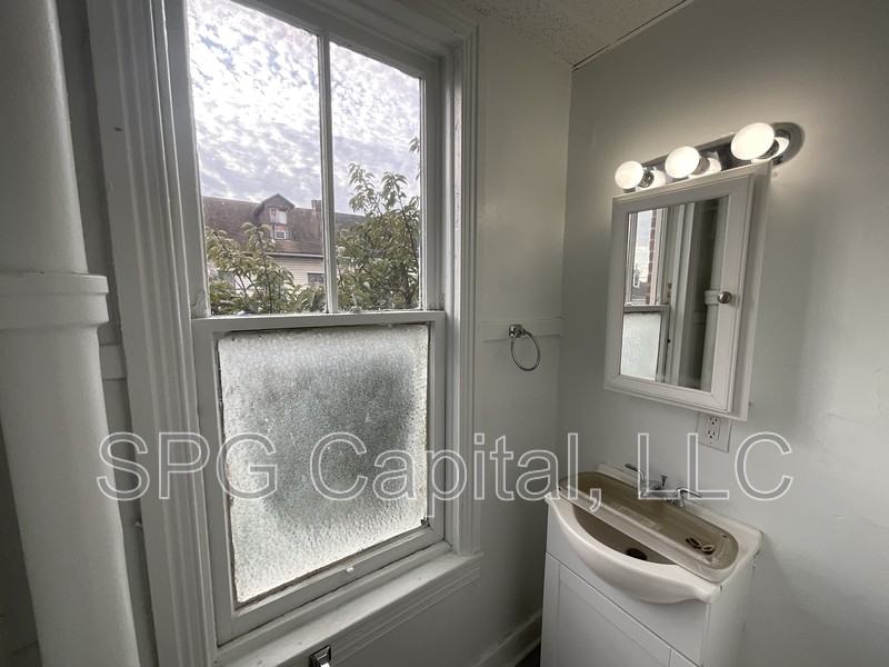 425 W Princess St - Photo 7 of 10