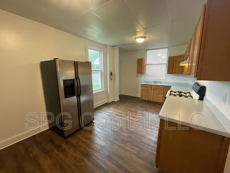 231 W Jackson St - Photo 2 of 10