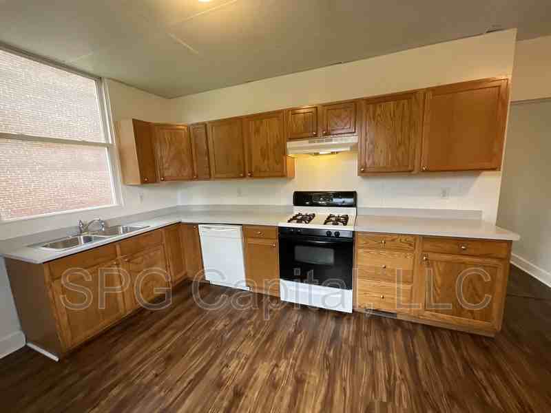 231 W Jackson St - Photo 3 of 10