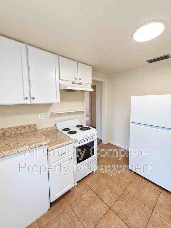 1667 Rowe Ave - Photo 3 of 8