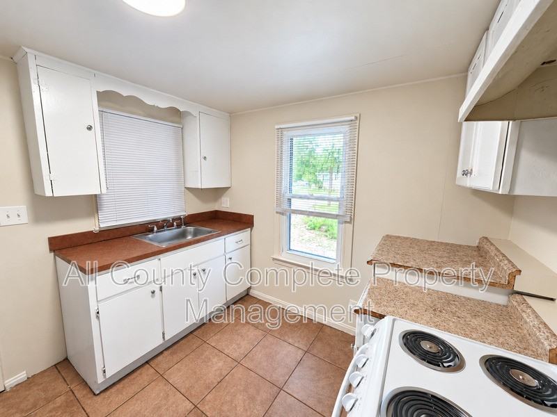 1667 Rowe Ave - Photo 4 of 8