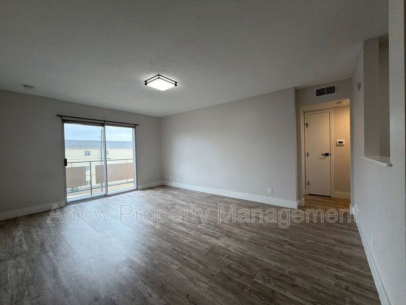 2325 S St #11 - Photo 5 of 17