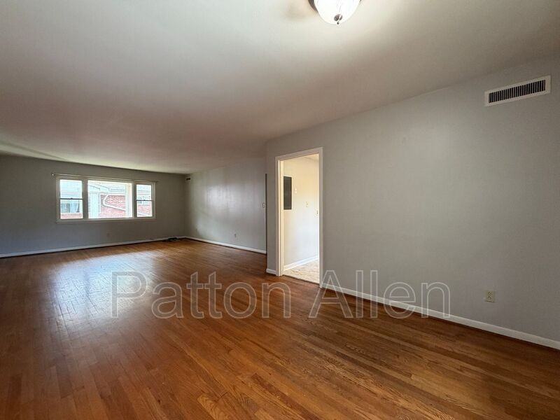 1020 Hendersonville Rd #7 - Photo 4 of 17