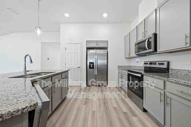 6506 Sandler Lakes Dr - Photo 4 of 43